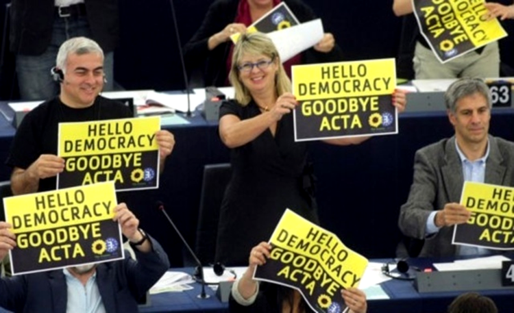 Membrii ai Parlamentului European, imediat după respingerea tratatului ACTA