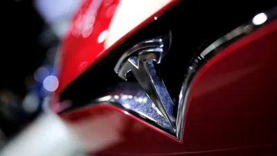Maşinile Tesla, suspectate de un bug software care declanşează pedala de acceleraţie fără intenţia şoferului