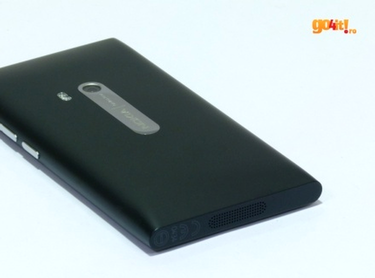 Nokia N9 - carcasă din policarbonat monobloc
