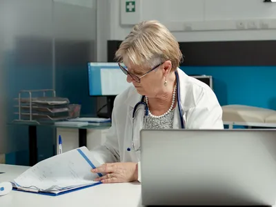 Model global de bune practici: Cum 100 de spitale din România au trecut la pix și hârtie pentru a contracara un atac cibernetic la nivel național