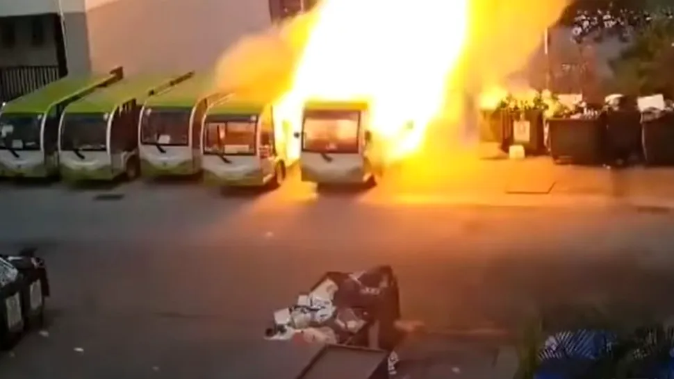 VIDEO: Momentul când un autobuz electric explodează în parcare