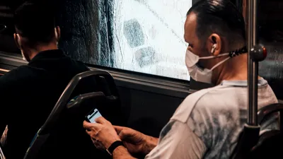 O companie de transport în comun interzice ascultarea de audio/video pe difuzorul telefonului în autobuze