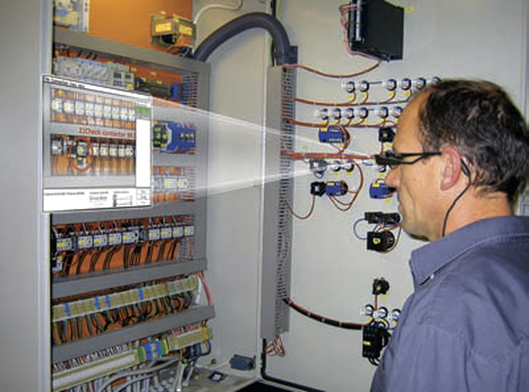 Inginerul Siemens a căpătat puteri speciale. Prin ochelarii video conectaţi la PDA, el primeşte indicaţii în timp real despre cum să rezolve problema.