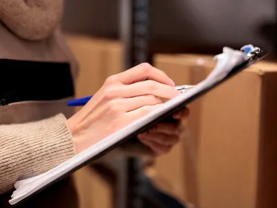 Serviciile de poștă și curierat din România obțin doar 2 din 5 la maturitatea cibernetică
