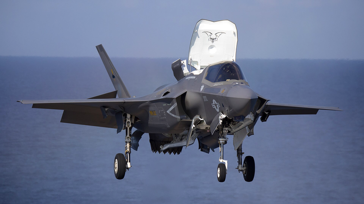 avion f-35b pe un portavion japonez