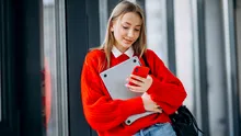 Franța interzice telefoanele mobile în licee: Noua lege îi ia pe nepregătite pe directori la început de an școlar