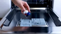 Cât de sigure sunt capsulele de spălat vase? Ce se întâmplă cu pelicula de „plastic” în timpul spălării
