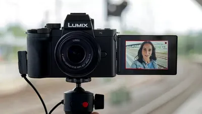 Panasonic lansează G100, o cameră compactă pentru vlogging
