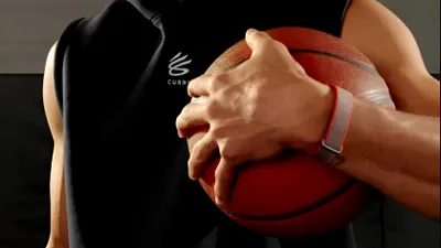 Aceasta este noua brățară Fitbit fără ecran de la Google, care va concura cu Whoop