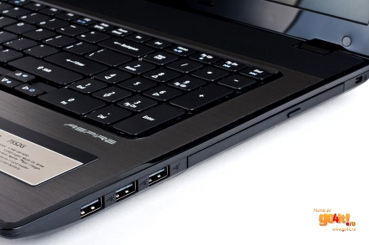 Acer Aspire 7552G - unitatea optică şi trei porturi USB 2.0