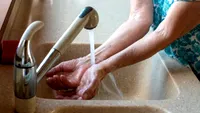 Cea mai bună metodă să te răcorești pe caniculă, fără ventilator sau aer condiționat. Artera pe care să ții un cub de gheață