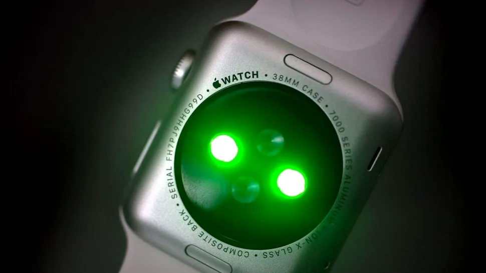 Smartwatch-urile ar putea detecta COVID-19 cu câteva zile înainte de apariția simptomelor