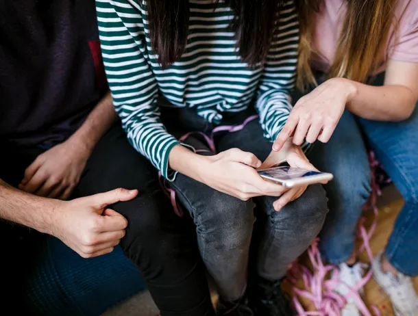 Raport: Utilizarea excesivă a rețelelor sociale afectează starea de bine a tinerilor