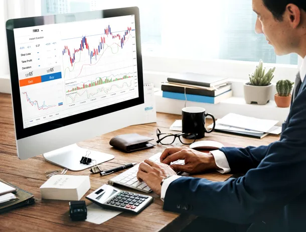 Alphabet depășește rivala Apple la capitalizare bursieră, pentru prima dată din 2019. Pariul pe AI al Google a dat roade