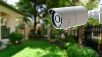 Lege pentru românii care stau la casă. Vecinul te filmează în curte? Ce trebuie să știi