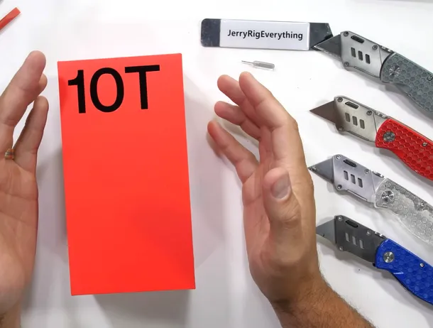 OnePlus 10T poate fi rupt cu mâna goală. VIDEO