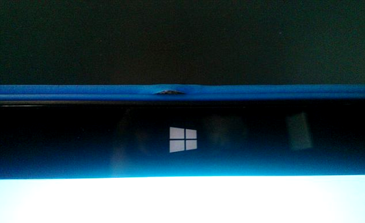 Învelişul aplicat peste accesoriul Touch Cover se desprinde la punctul de înbinare cu carcasa tabletei
