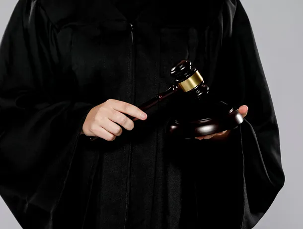 Inteligența artificială a inventat procese într-un caz de extrădare a doi condamnați către România: Avertismentul unui judecător britanic