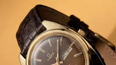 Timex readuce pe piață modelul Q 1978 Day Date, cu design retro și cadran fumé