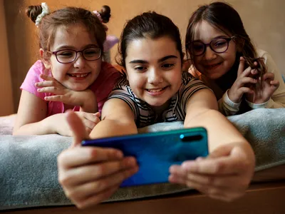 Proiect de lege în România: telefoanele mobile interzise elevilor, atât în timpul orelor, cât și în pauze