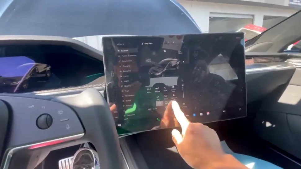 Mașinile Tesla primesc acum un ecran mobil pe consola centrală. VIDEO