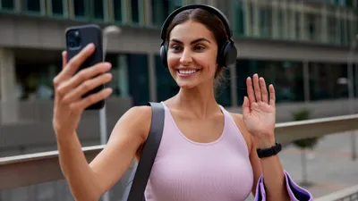 Cât consumă de fapt gadgeturile tale? Calculul pe care nimeni nu-l face înainte de vacanță