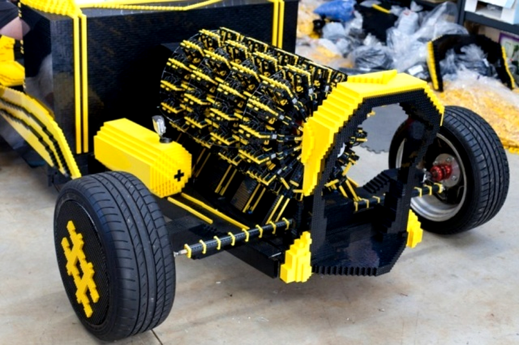 Motorul format din 256 de pistoane Lego, acţionate cu aer sub presiune