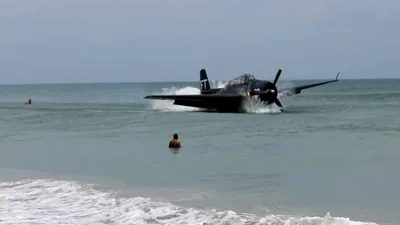 VIDEO: Momentul când un avion din Al Doilea Război Mondial aterizează forțat pe o plajă, printre oameni