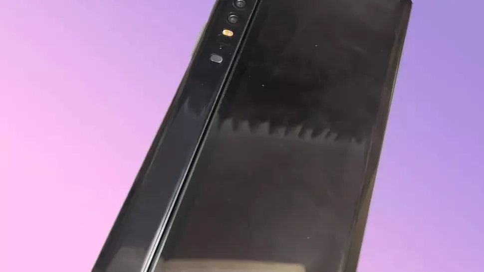 Xiaomi a lucrat la un telefon pliabil aproape identic cu Mate X de la Huawei. FOTO