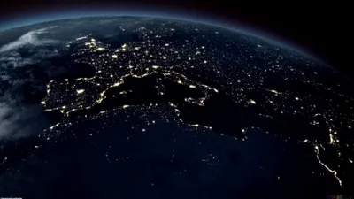 Hărţile Google Maps pe timp de noapte, aprinse prin luminile marilor oraşe