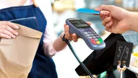 Românii cu card vor plăti în plus. Taxa care se pregătește în România. Vor trece toți la banii cash
