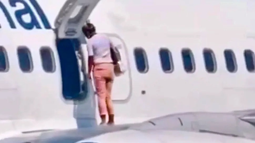 VIDEO: Momentul șocant când o femeie iese și se plimbă pe aripa unui avion