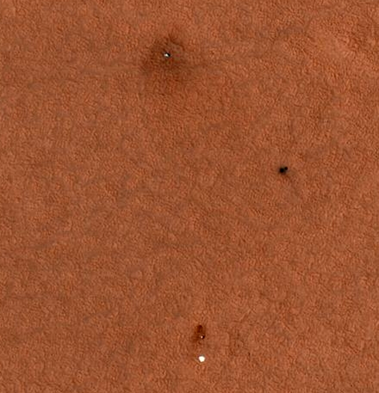 De sus în jos, Phoenix Lander, scutul termic şi paraşuta