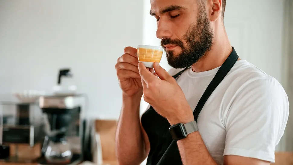 Dedeman are la reducere un espressor de cafea cu pompă de 20 bar. Costă 229 de lei și poate prepara inclusiv băuturi cu lapte