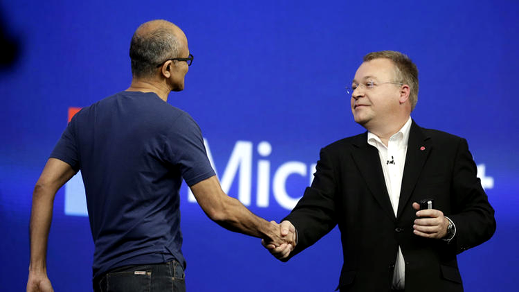 CEO-ul Microsoft Satya Nadella şi CEO-ul Nokia Stephen Ellop