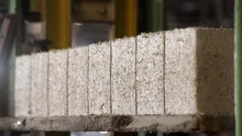 Interzis timp de 90 de ani, acest material de construcție revine cu o capacitate de izolare de 15 ori mai mare decât cea a betonului și cu secole de stocare a CO₂