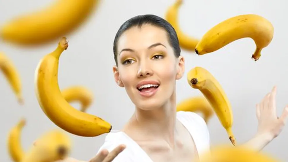 China le-a interzis femeilor să facă transmisiuni live pe web în care mănâncă banane „într-un mod erotic”