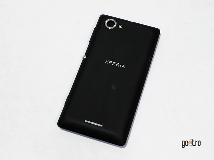 Sony Xperia L - capacul detaşabil, cu finisaj cauciucat
