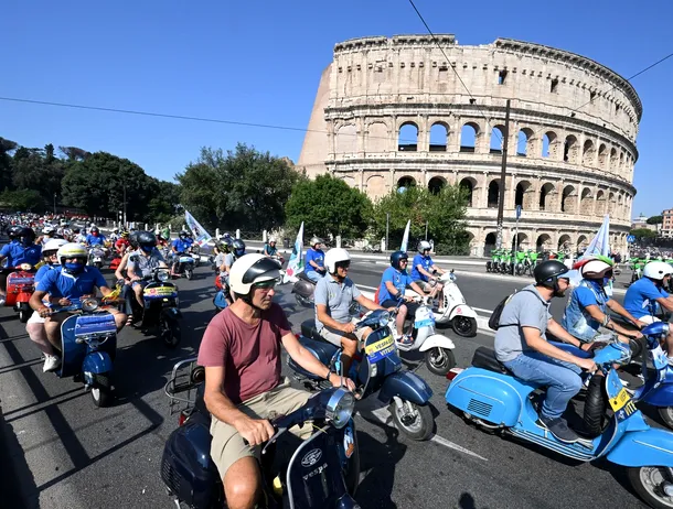 Reuniune istorică la Roma: Mii de fani au sărbătorit 80 de ani de Vespa, simbolul mondial al culturii italiene