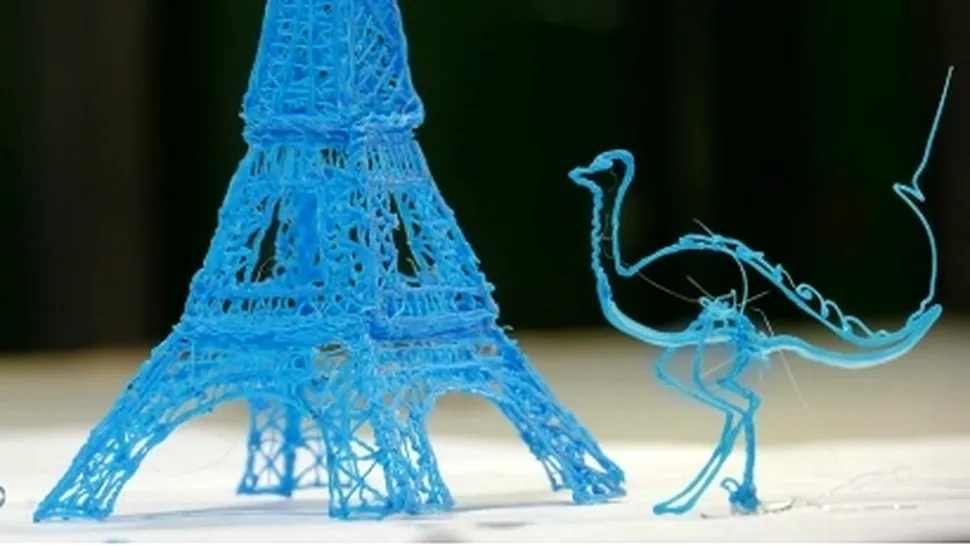 Carioca 3D care desenează cu plastic lichid, pe hârtie şi în aer