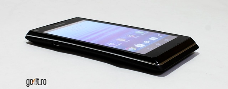 Sony Xperia L - carcasă cu formă asimetrică, mai îngustă spre centru