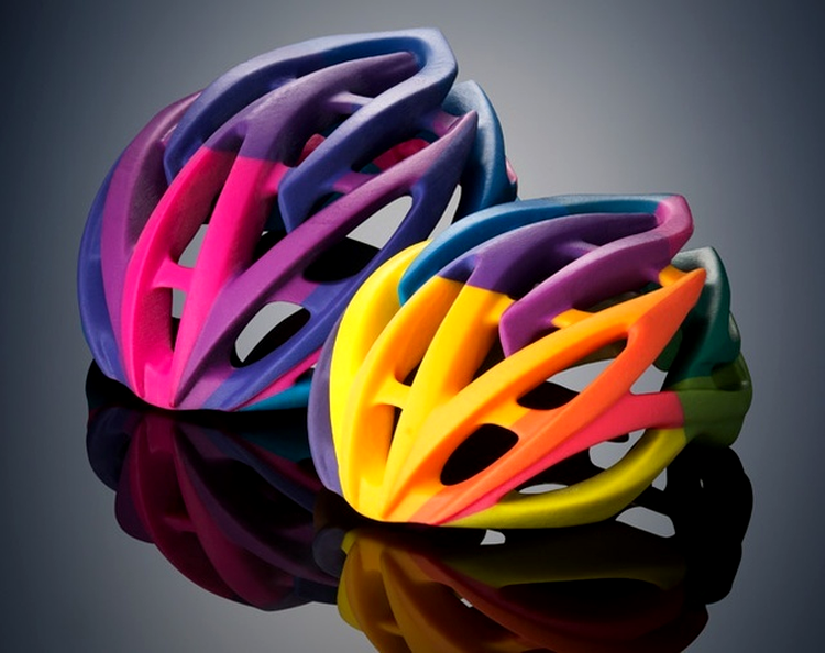 O cască de ciclism tipărită într-o feerie de culori
