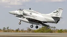 O legendă este retrasă din serviciu: A-4 Skyhawk, avionul care a scufundat un distrugător britanic în Falklands, înlocuit de F-16