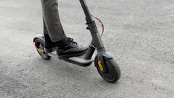 Studiu: Utilizatorii de trotinete electrice au un risc de trei ori mai mare de leziuni cerebrale decât motocicliștii