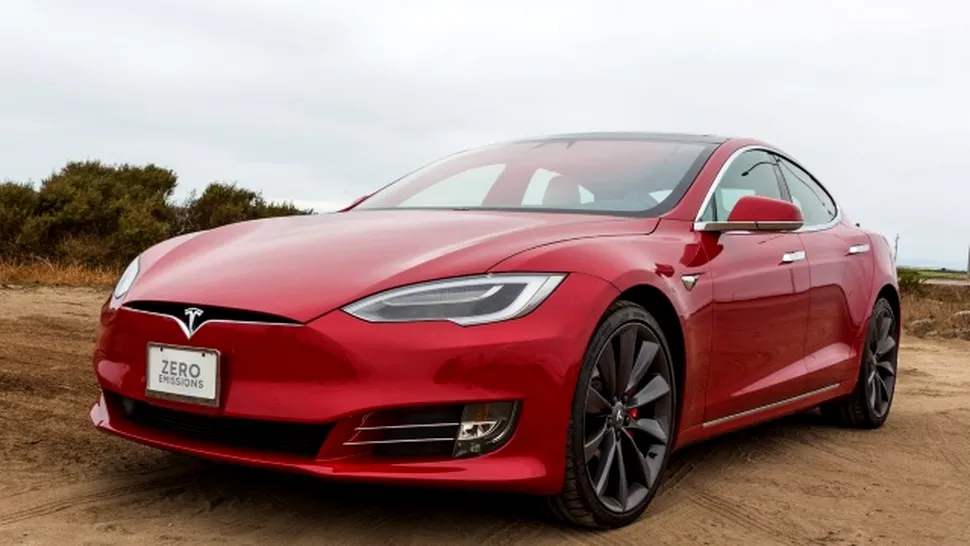 Vehiculele Tesla au „învăţat” să schimbe banda de circulaţie fără confirmare
