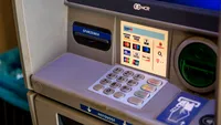 Limita maximă de cash la bancomat. Nu poți scoate mai mult. S-a pus regulă în România