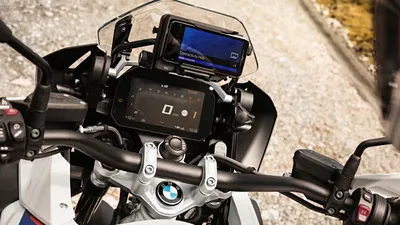 BMW a lansat un accesoriu pentru telefoane care ar putea să îți strice iPhone-ul (conform Apple)