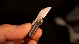 Tikzer G11: Micro-cuțitul EDC din titan și oțel Damasc de mărimea unui deget