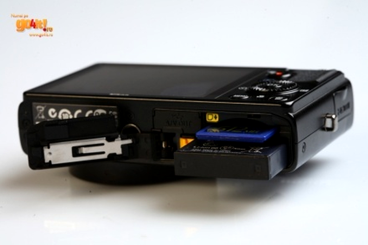Nikon Coolpix P300 - locaşul pentru card şi baterie