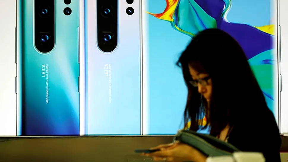 Două companii telecom din România confirmă că vor continua să vândă telefoane Huawei „cât timp există cerere”